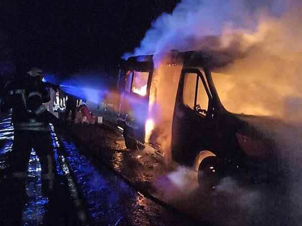 На Луганщині згорів автомобіль швидкої допомоги