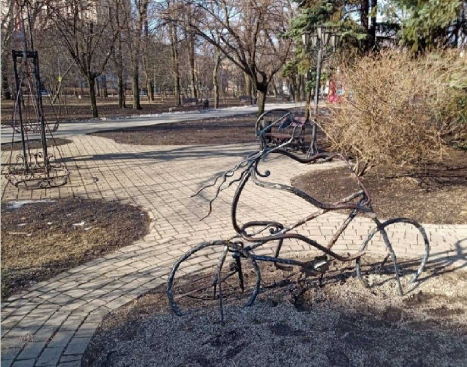 В оккупированном Донецке вандалы сломали фигуру велосипедиста в парке кованых фигур: фото