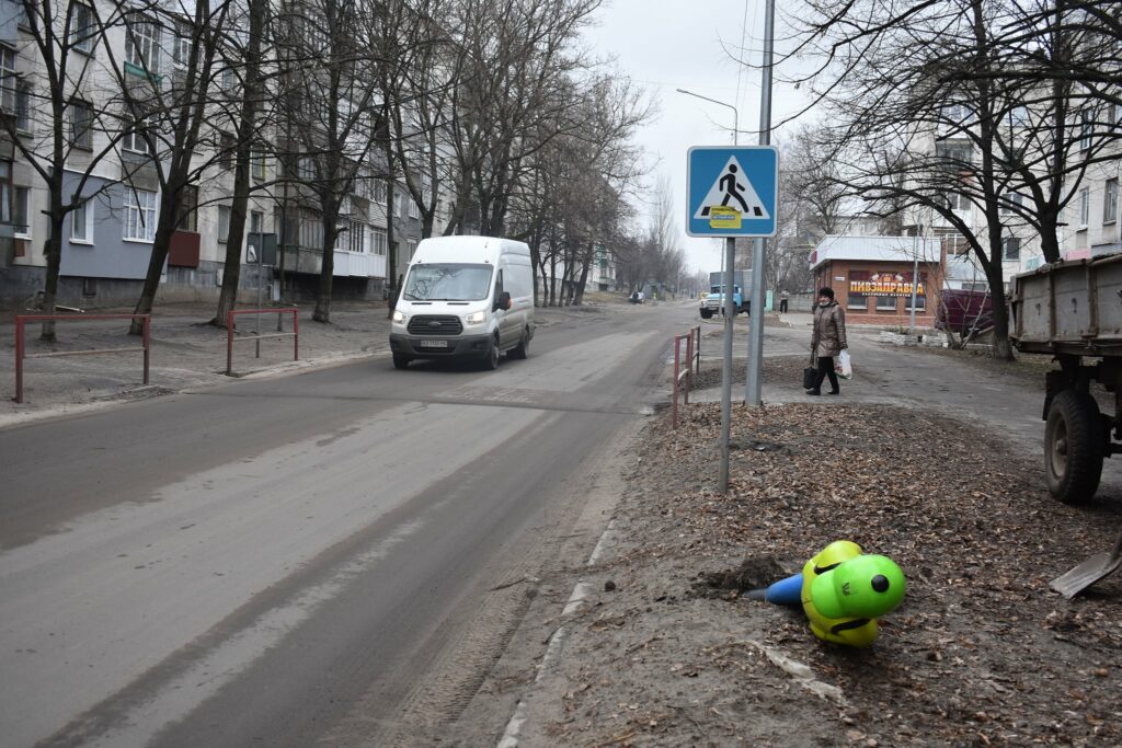 Вандалы повредили фигурки школьников у дорог в Кременной. Фото горсовета