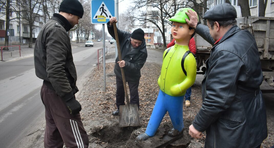 Вандалы повредили фигурки школьников у дорог в Кременной: фото