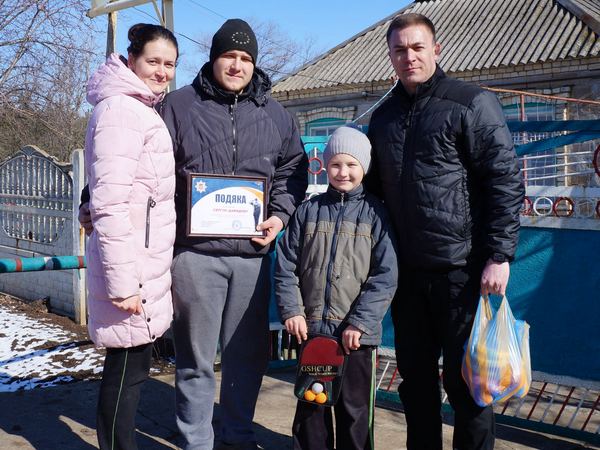 У Вугледарі начальник поліції вручив подяки людям, які допомогли врятувати дитину, яка провалилася під лід