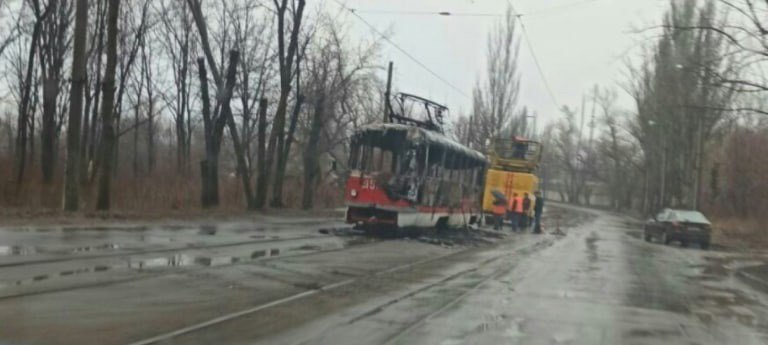 В окупованому Донецьку згорів трамвай: фото