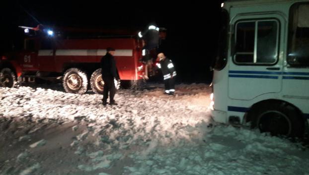 На Донетчине спасатели ГСЧС помогли трем водителям, застрявшим из-за непогоды