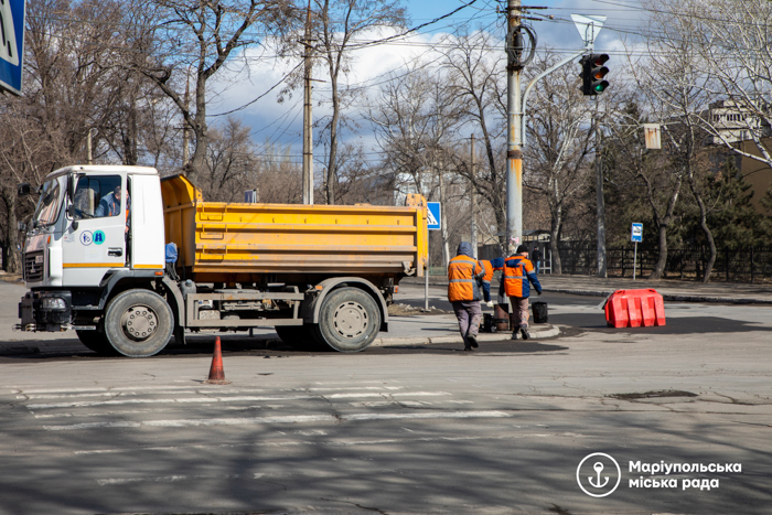 В Маріуполі запрацював асфальтобетонний завод, приступили до ремонту основних доріг: фото