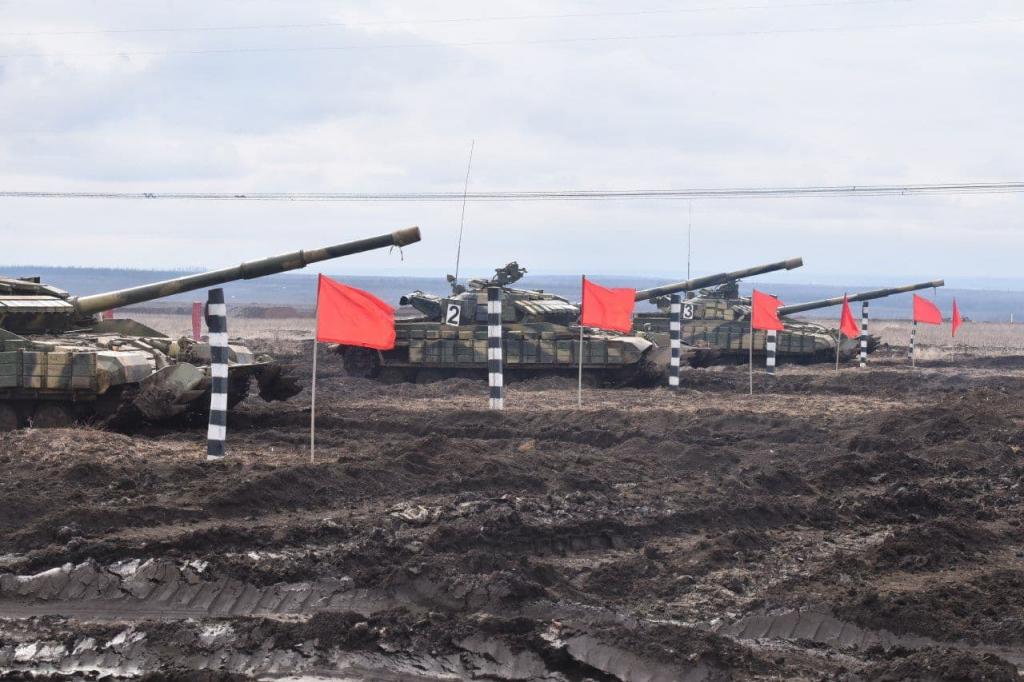 В "ДНР" показали танки и подготовку боевиков НВФ