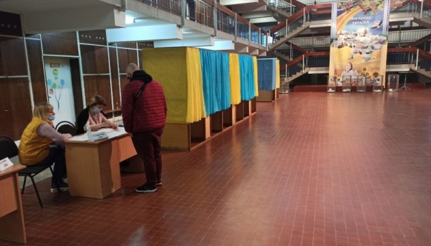 На Донеччині розповіли як проходять довибори до ВР і за що голосують виборці: трансляція