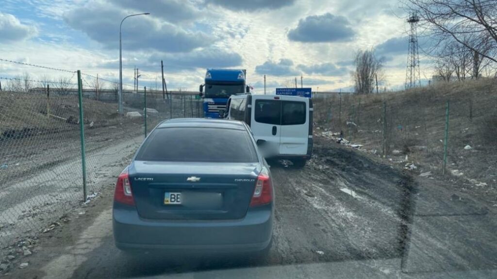 На КПП Чертково-Меловое размыло дороги, автомобили и другой транспорт проезжают с трудом. Фото Донпресс.