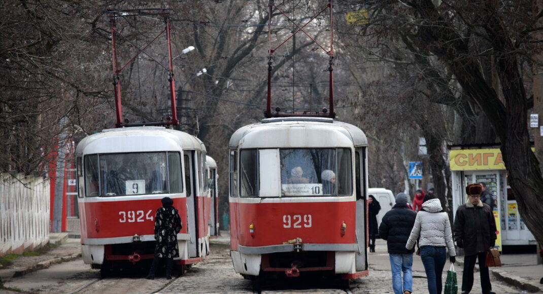 В оккупированном Донецке трамвайный вагон сошел с рельсов: движение транспорта изменено