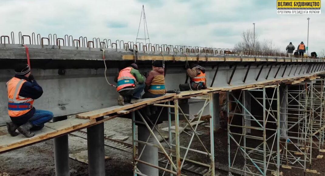 На Донетчине продолжают ремонт путепровода между Бахмутом и Светлодарском (видео)