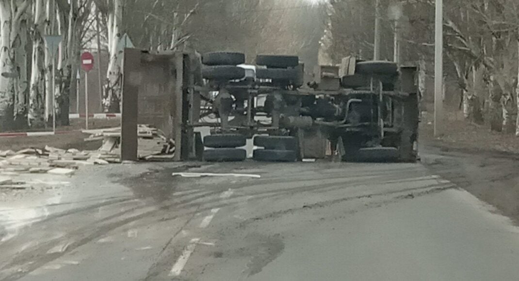 В Донецке на Лидиевке перевернулась фура: фото