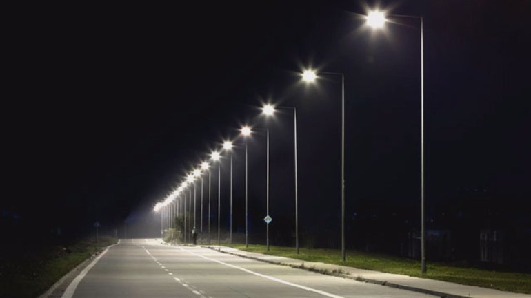 В Мариуполе продолжают модернизировать сети внешнего освещения (видео)
