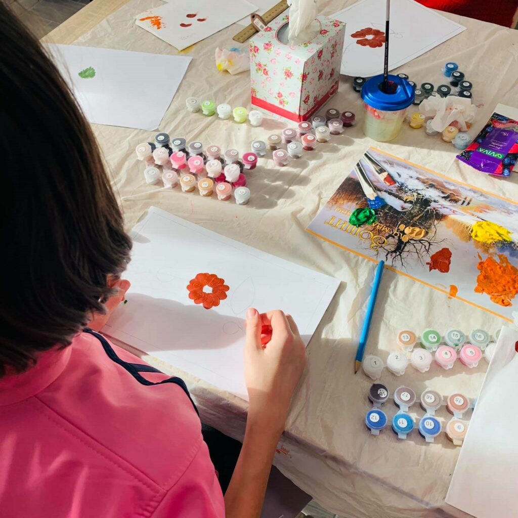 Создать робота и рисовать “петриковкой”: 5 бесплатных кружков для детей Мариуполя