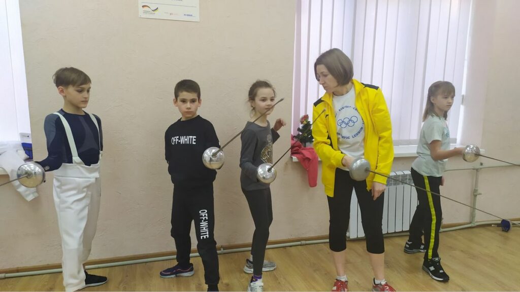 Из Донецка — в Славянск. Как переселенка бесплатно учит детей фехтованию