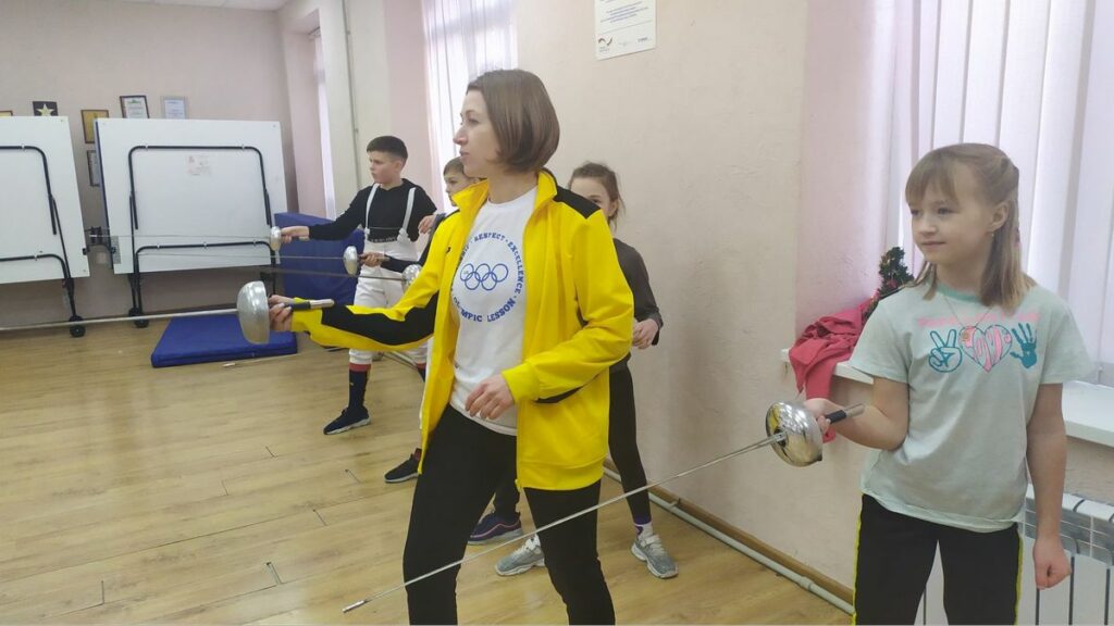 Из Донецка — в Славянск. Как переселенка бесплатно учит детей фехтованию
