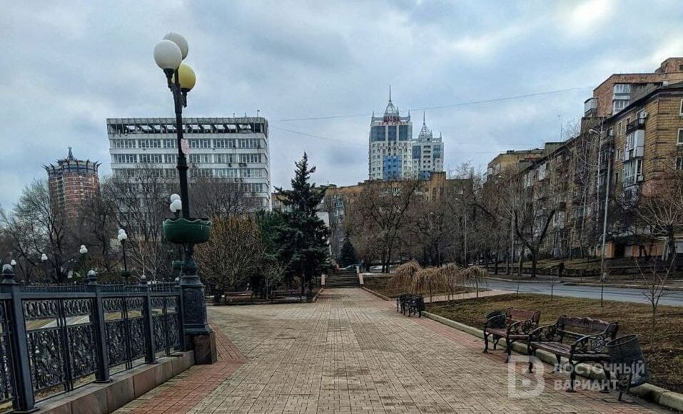 В Донецке показали, как выглядит пустынная набережная и центр города: фото, видео