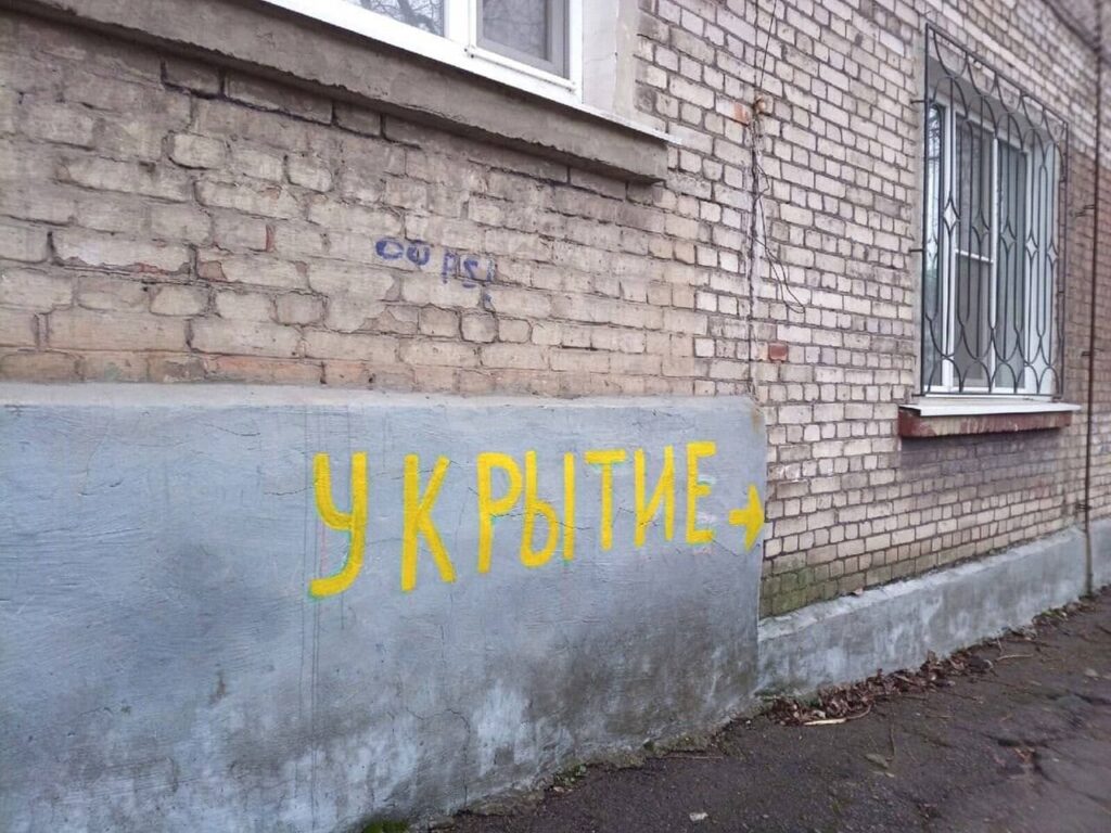 В оккупированном Донецке на скорую руку обновили указатели бомбоубежищ. Фото из  Telegram.