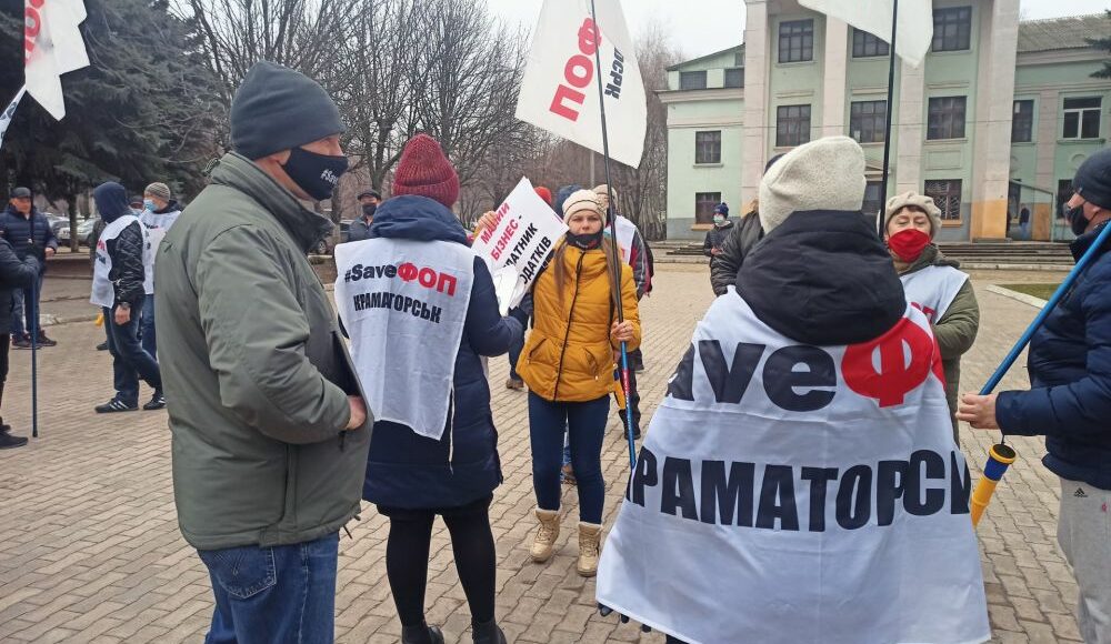 В Краматорске предприниматели вышли на протест против карантина под здание ДонОГА