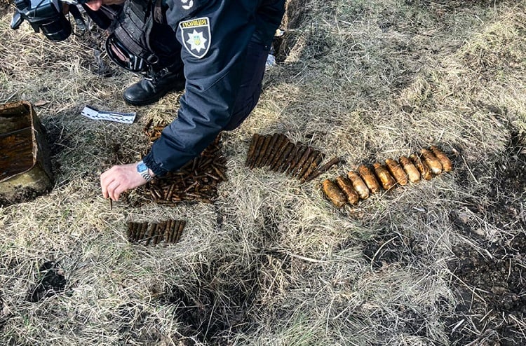 На Луганщине выявили схрон с оружием на территории одной из школ