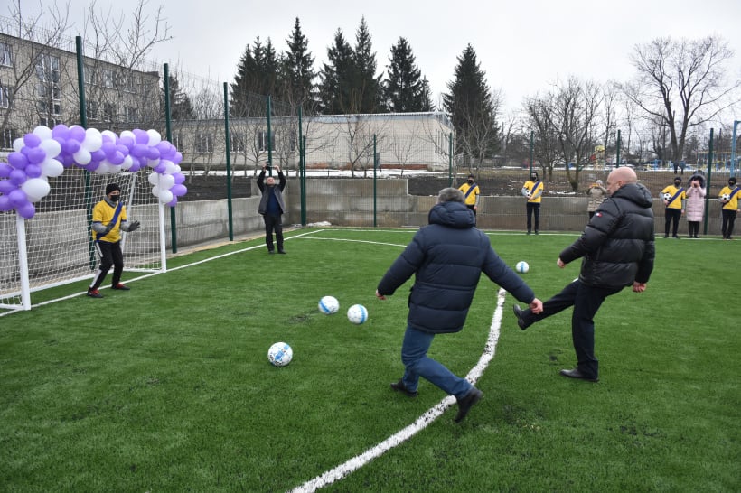 В Волновахе открыли две спортивных площадки