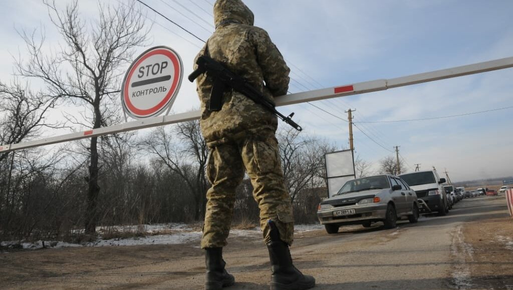 Правозащитники сообщили о проблемах с пропуском граждан на КПВВ Донетчины и Луганщины