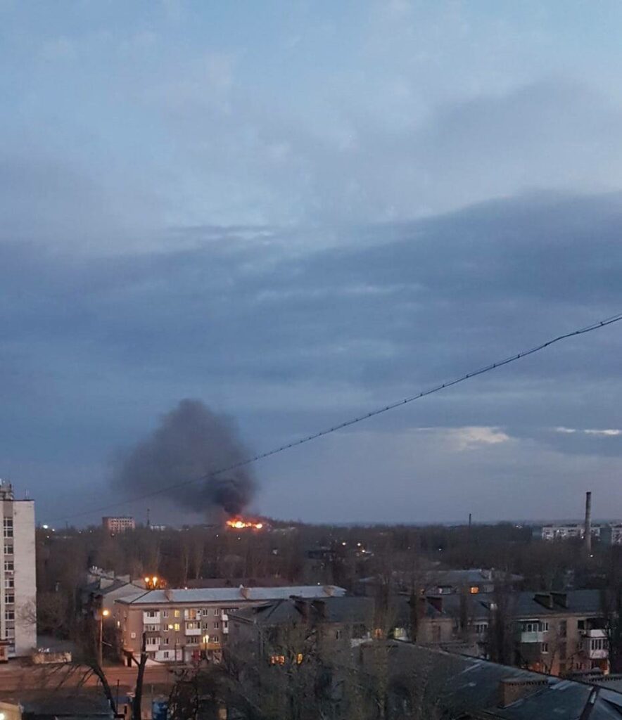 В Донецке горит макаронная фабрика