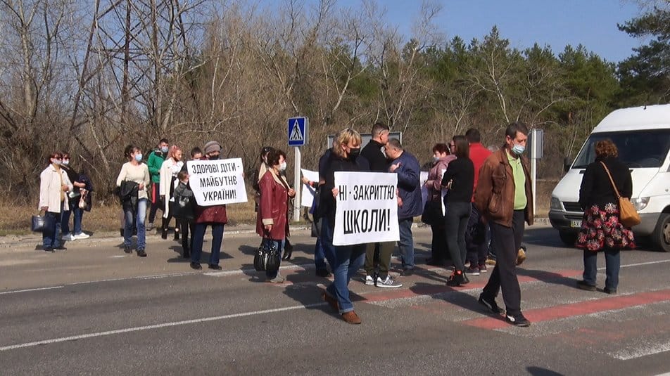 Активістці, яка підтримує збереження школи в Рубіжному, розбили вікна і загрожують судами