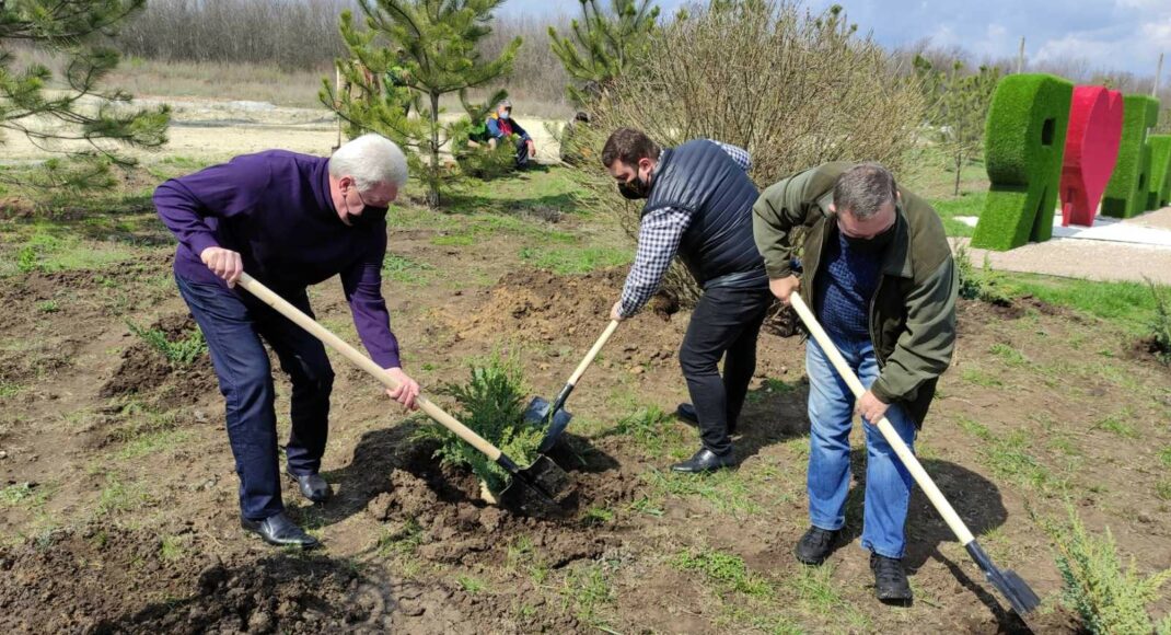 У Бахмуті провели озеленення біля в'їзної стели: фото