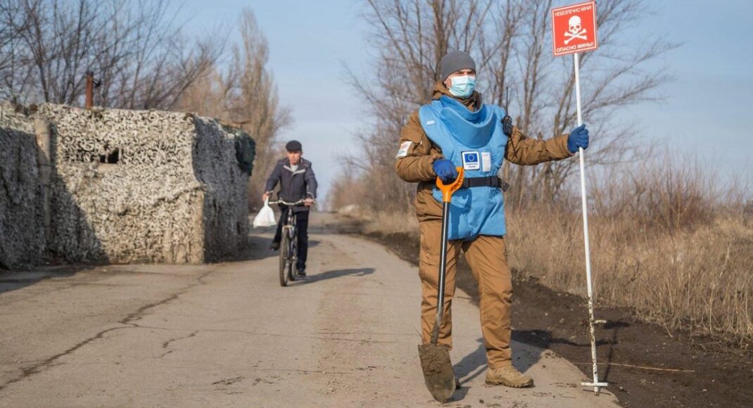 Сантиметр за сантиметром: як Європа допомагає Україні в розмінуванні