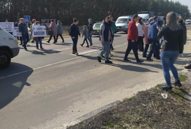 У Рубіжному батьки дітей хворих на сколіоз перекривали найбільшу трасу області: вимоги (фото)