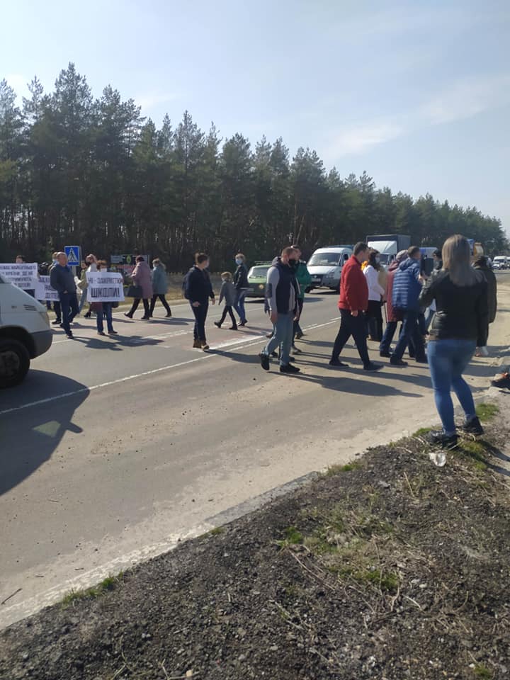 В Рубежном родители детей больных сколиозом перекрывали крупнейшую трассу области