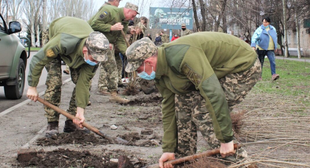 В Бахмуте украинские военные высадили молодые деревья (фото)