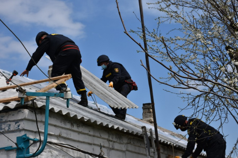 На Донеччині співробітники ДСНС продовжують відновлювати житло у прифронтових населених пунктах