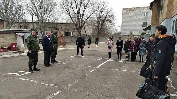 В оккупированном Донецке завербовали юношей в НВФ: фото