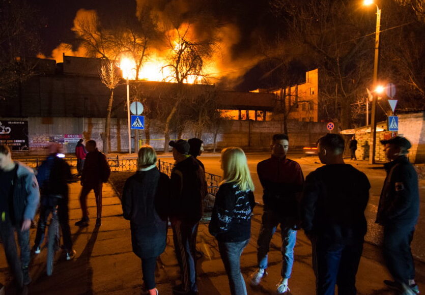 В окупованому Донецьку загасили масштабну пожежу на м'ясокомбінаті: фото