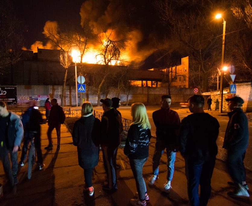 В оккупированном Донецке потушили масштабный пожар на мясокомбинате: огнем уничтожена кровля