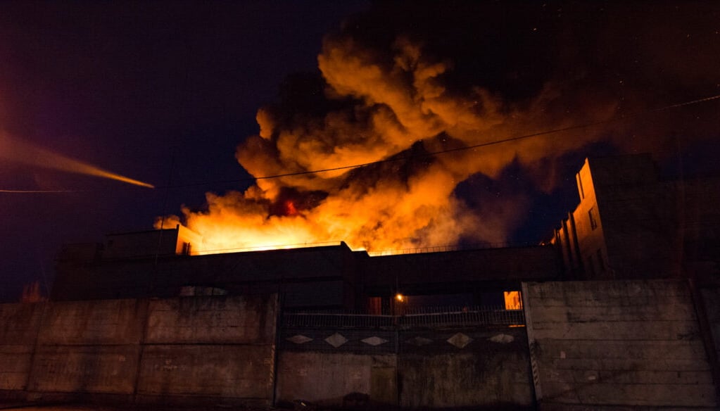 В оккупированном Донецке потушили масштабный пожар на мясокомбинате Фото: ДАН