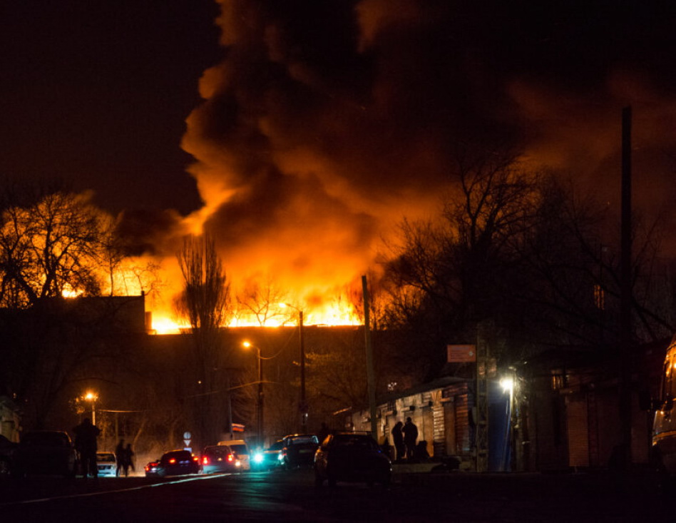 В оккупированном Донецке потушили масштабный пожар на мясокомбинате: огнем уничтожена кровля