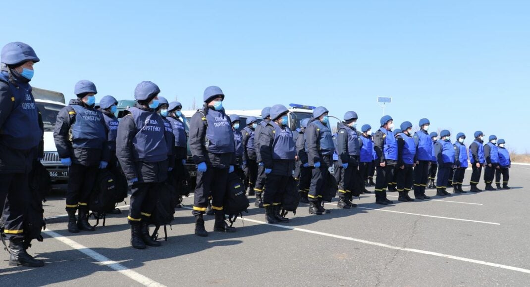 Відновлювати будинки на Донеччині внаслідок війни приїхали рятувальники ДСНС з шести областей