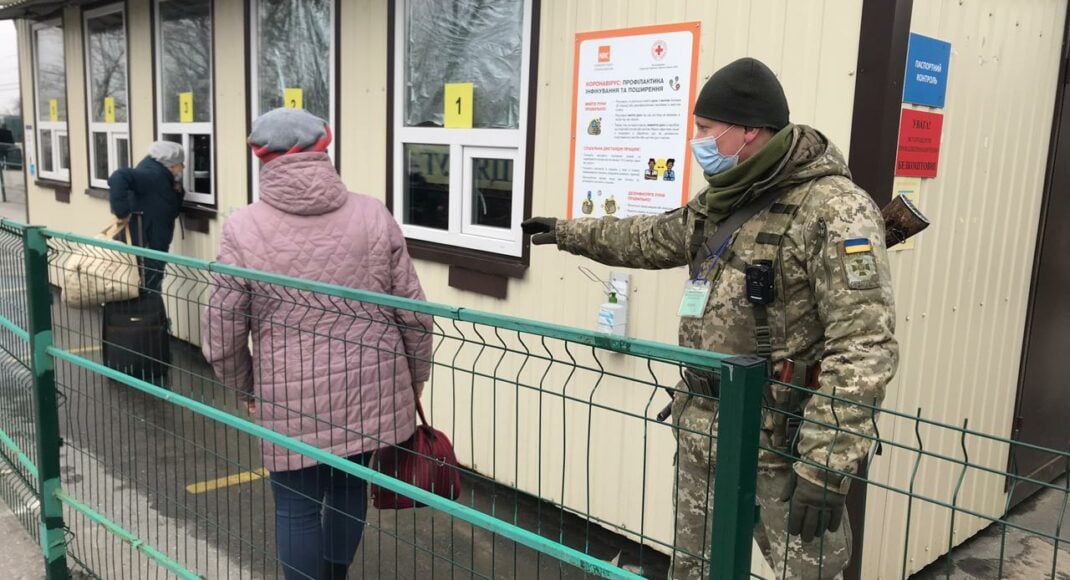 В ГПСУ рассказали, как работают КПВВ Донбасса и что происходит на границе: видео