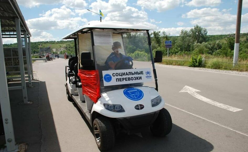 На КПВВ "Станиця Луганська" волонтери перевезли вже 250 тисяч людей вразливих категорій (відео)