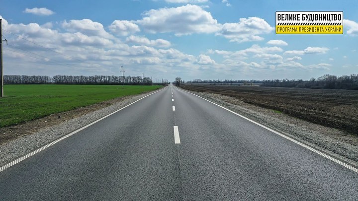 На Луганщині показали відремонтовану дорогу Т-13-09 (фото)