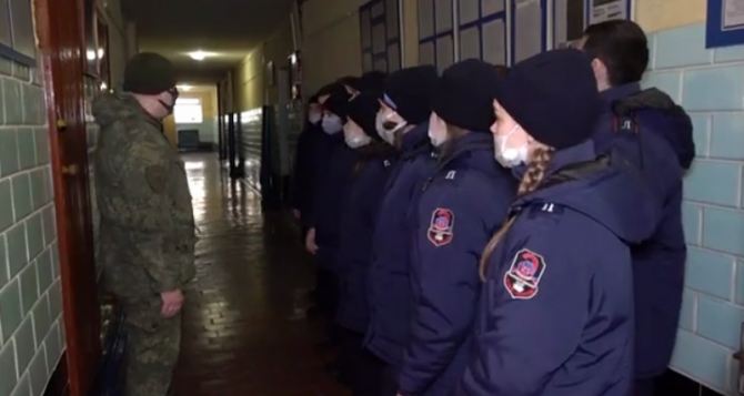 В окупованому Луганську дітей відправили до в'язниці на екскурсію: фото
