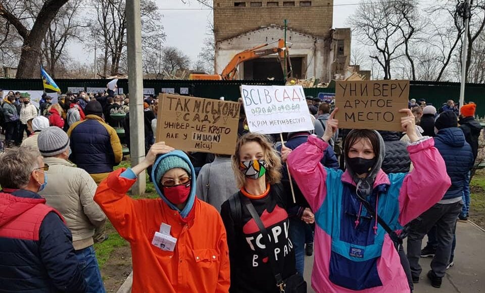 У Маріуполі знову проводять акцію протесту проти будівництва ВНЗ у міському саду: фото