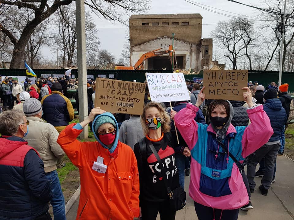 В Мариуполе снова проводят акцию протеста против строительства ВУЗа в городском саду: фото