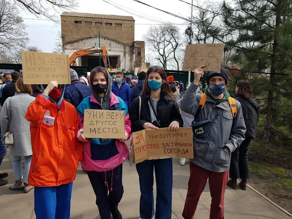 В Мариуполе снова проводят акцию протеста против строительства ВУЗа в городском саду