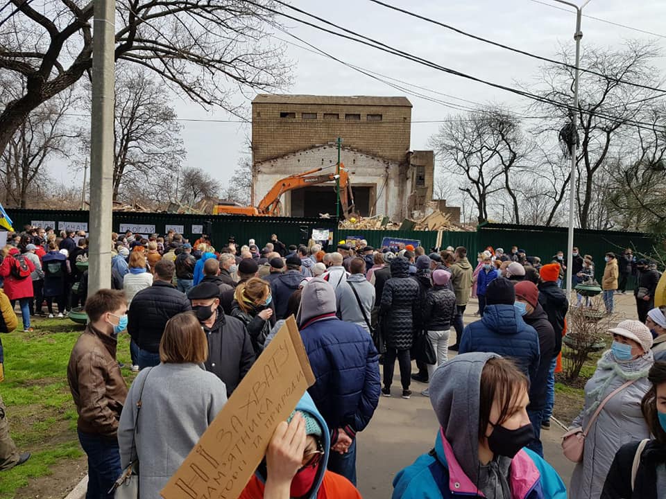 В Мариуполе снова проводят акцию протеста против строительства ВУЗа в городском саду