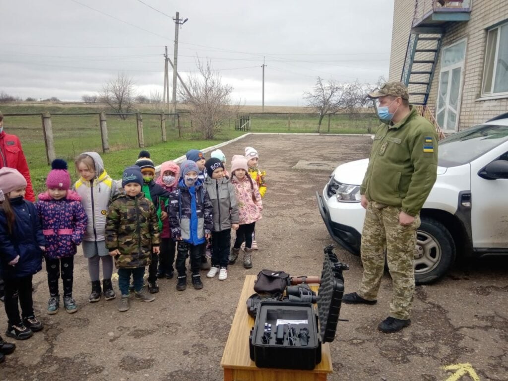 В Троицком на Донетчине военные провели в детском саду выставку и показали оборудование ООС (фото)