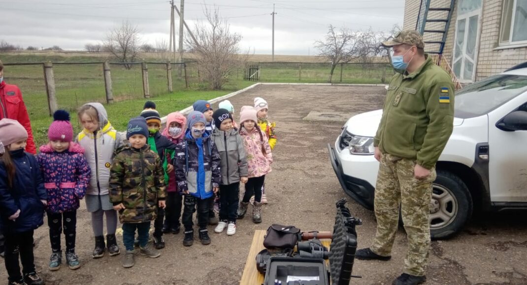 У Троїцькому на Донеччині військові провели в дитячому садку виставку та показали обладнання ООС (фото)