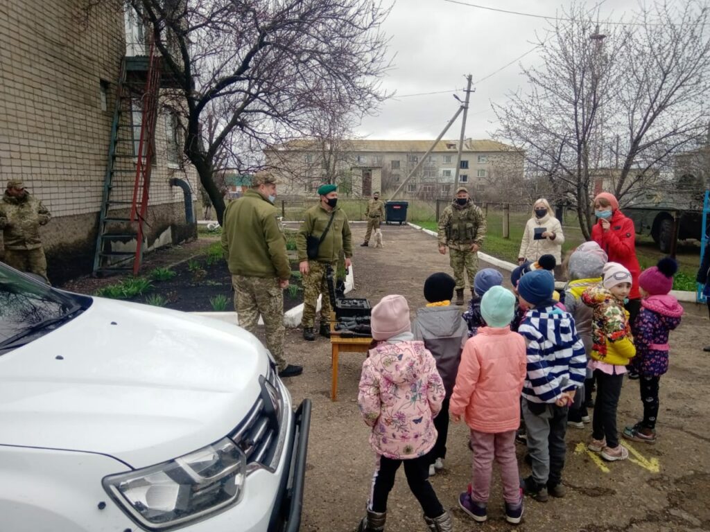 В Троицком на Донетчине  военные провели в детском саду выставку и показали оборудование ООС 