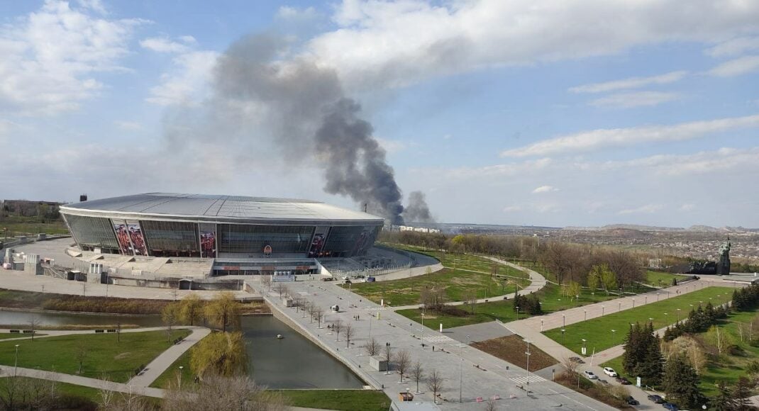 В окупованому Донецьку пожежа. Дим видно з усього міста: фото (доповнено)